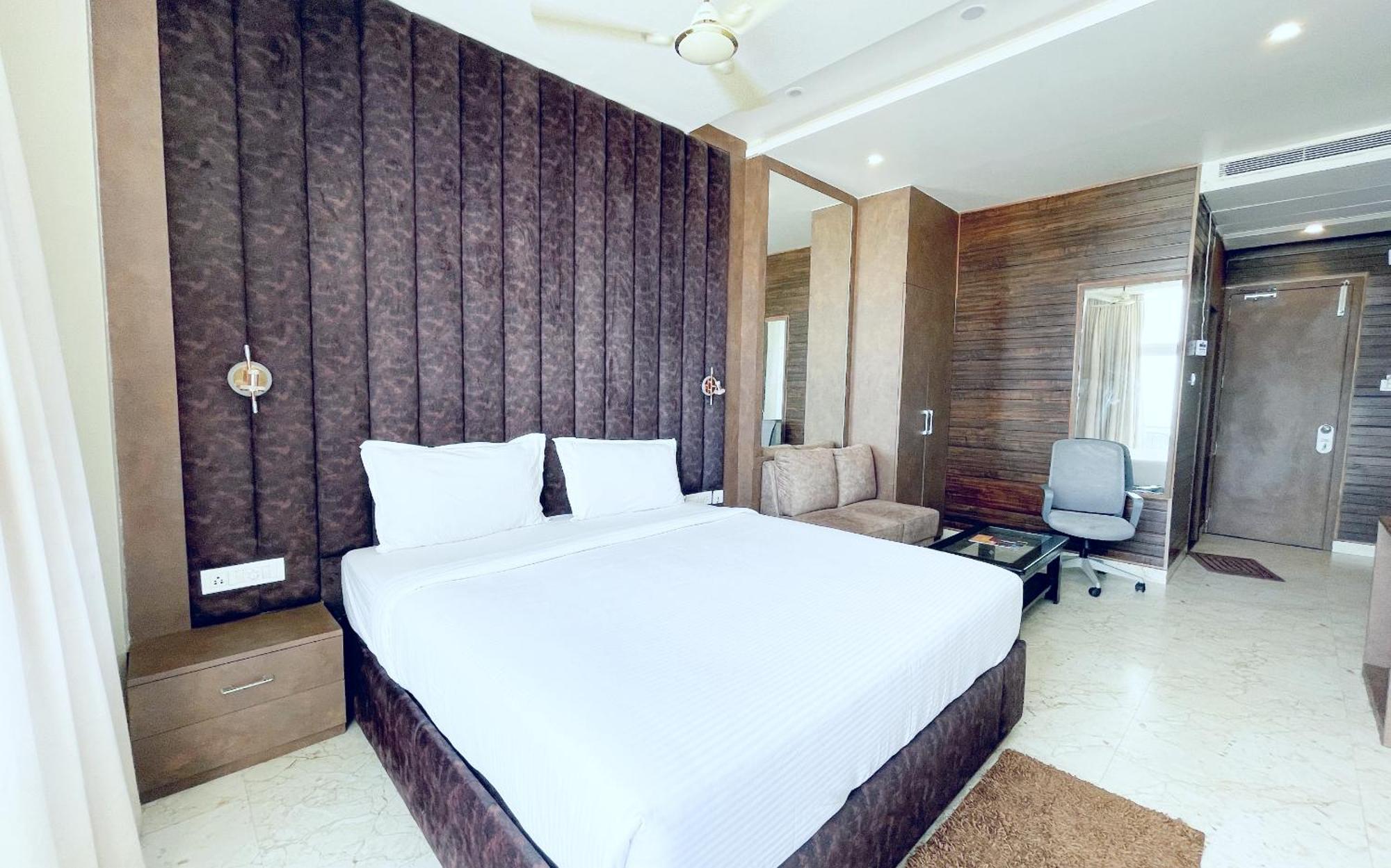 A Luxury Hotel - T - B - Suite Near Sea Beach And Temple - Fully Air Conditioned Hotel At Prime Location - Beach Front And Near Temple - Hygiene & Spacious Room - With Wifi- Restaurant- Lift- And- Parking - Best Hotel In Puri Exterior foto